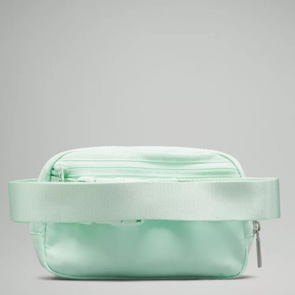 NWT Lululemon Athletica Everywhere Belt Bag in Mint Moment - Picture 3 of 6